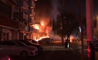 待拆商鋪起火，樓前多輛轎車被引燃