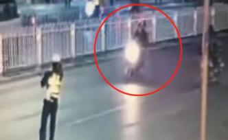 查車致摩托乘客摔傷？交警：逃檢逆行