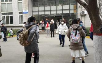 相識(shí)10年閨蜜考研，女孩考場(chǎng)外守護(hù)加油