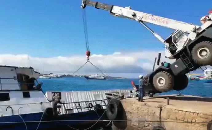 起重機(jī)重心失衡致駁船傾覆，2噸柴油泄露