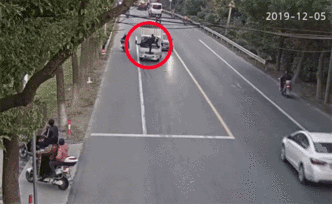 男子路边卖水果怕被罚开溜，城管宛若“蜘蛛侠”被顶行二百米