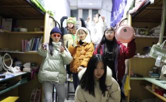 輔導(dǎo)員花式查寢，學(xué)生擺拍“復(fù)聯(lián)”造型