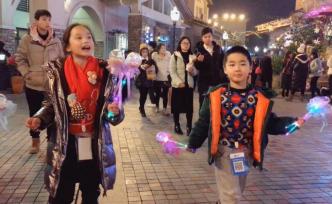 平安夜萌娃街頭叫賣，毫不怯場(chǎng)自談心得