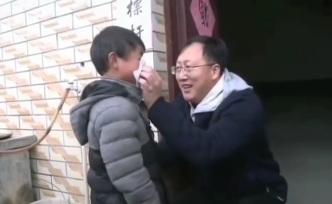 替男孩擦鼻涕走紅的縣委書記：下意識(shí)之舉