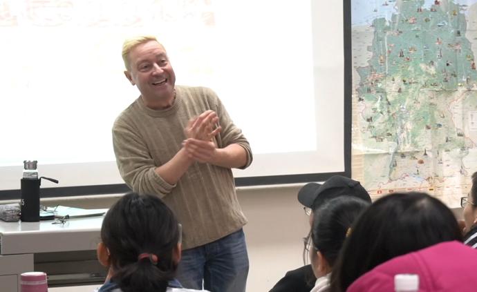 外教在華9年講方言吃肥腸:中國(guó)是故鄉(xiāng)