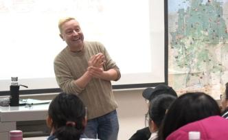 外教在華9年講方言吃肥腸：中國(guó)是故鄉(xiāng)