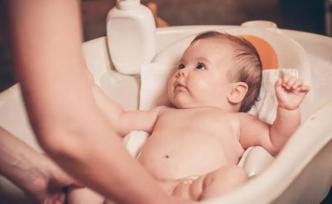 只給娃潤(rùn)膚不洗澡？冬季潤(rùn)膚新誤區(qū)