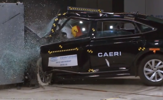 A柱斷裂、車門脫落，帕薩特碰撞評級墊底