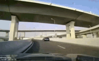 撞到護欄后車輪離地，一轎車在上海高架飆車被扣兩分罰兩百元