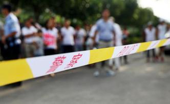杭州92路公交車與行道樹相撞致2人受傷，交警已介入調(diào)查