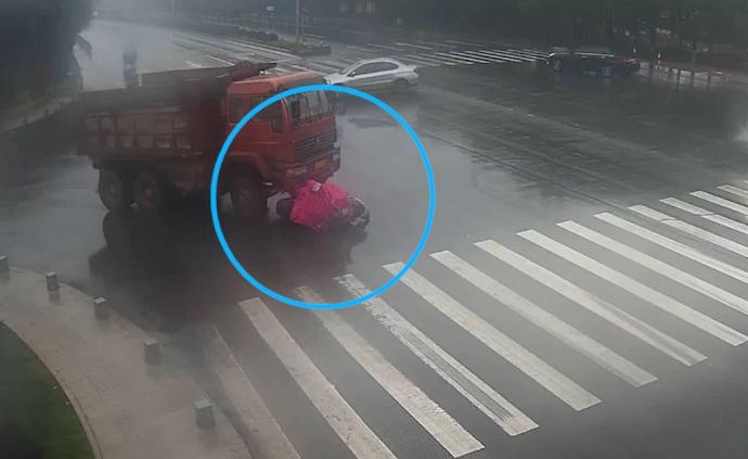 女子卷入貨車毫發(fā)無損，驚嚇到顫抖