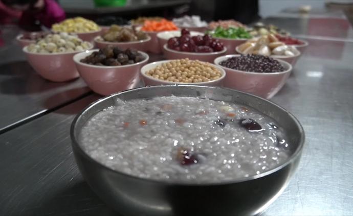 南京玄奘寺熬臘八粥派送，還準備了打包盒