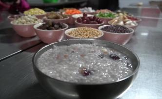 南京玄奘寺熬臘八粥派送，還準(zhǔn)備了打包盒