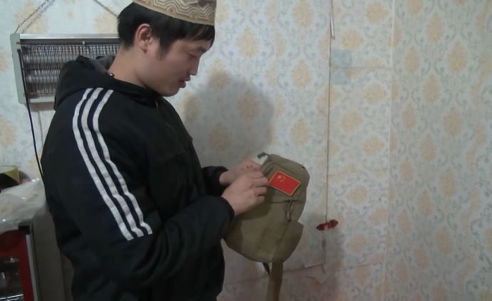 飯館老板撿萬(wàn)元現(xiàn)金，交巡防隊(duì)員找失主