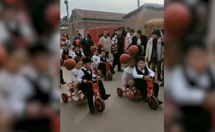 16名萌娃組“伴郎伴娘團”，騎童車迎親
