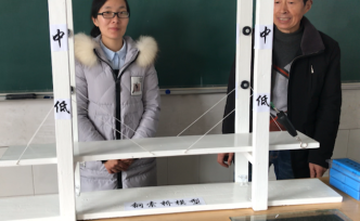 真的是园丁！校园老花匠协助老师制作教具