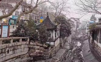 蘇州交運(yùn)局通報(bào)一公交站塌陷事故：河道清淤所致，無人員受傷