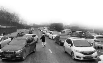 “45度讓路法”刷屏，交警釋疑：讓行時壓到實線不扣分