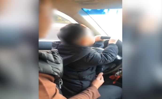 妈妈朋友圈晒“4岁娃开车”,引来交警