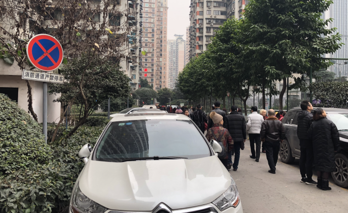 重慶高樓著火,次日仍有私家車占消防道