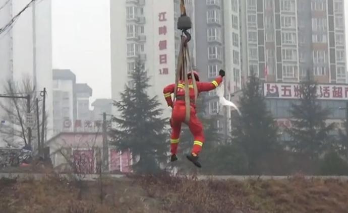 白鷺被纏住掛半空，吊車吊起消防員施救