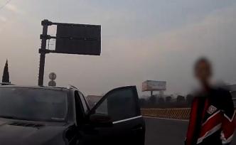 無證開車被查，司機(jī)怕丟工作求民警撒謊