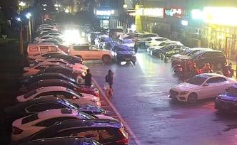 被违停车辆挡住去路，杭州女司机驾越野车连撞11下顶开对方