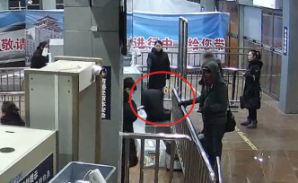 只為圖省事，乘客連人帶包鉆進安檢機