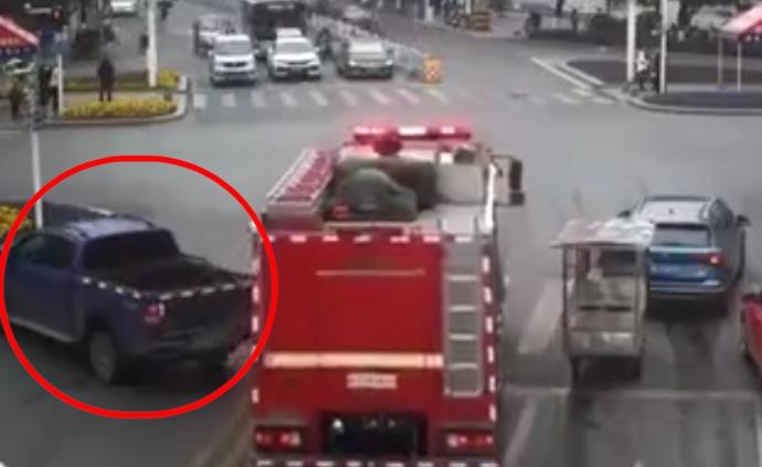 “45度”讓出安全通道,交警:不罰