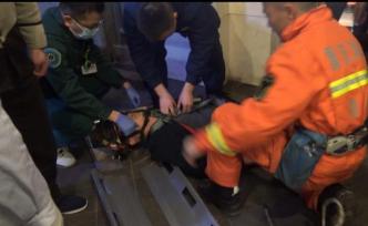 重慶涪陵一醉酒男腳踹觀光電梯疑致故障，消防破窗救出三人