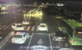 暖聞｜晚高峰警車急送高燒患兒就醫(yī)，前方車輛“45度讓路”