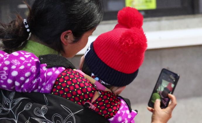 回家路丨35小時(shí)硬座，她背孩子去看父母