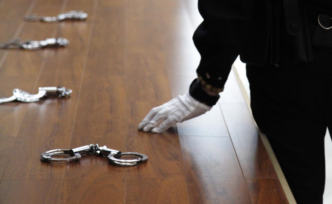 將兒童遺忘在校車內致其死亡，遼寧一幼兒園經營者及教師獲刑