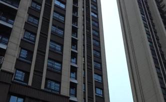 安徽2岁幼童被亲妈从14楼扔下，父母当时在吵架事后没下楼