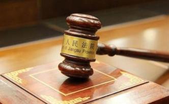 放火燒公寓樓道雜物致三人死亡，被告人犯放火罪一審被判死刑