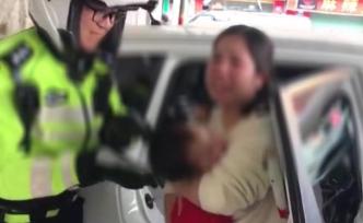 嬰兒被母親鎖車內(nèi)，警棍鐵錘接連上場破窗