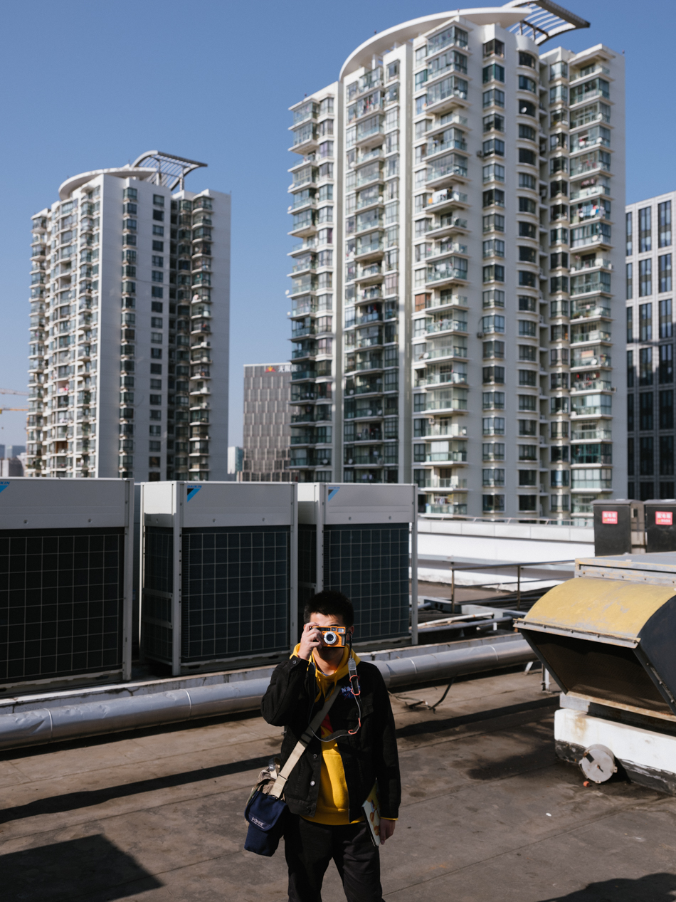 03-漫步領(lǐng)路人之一施佳宇在用相機(jī)記錄現(xiàn)場