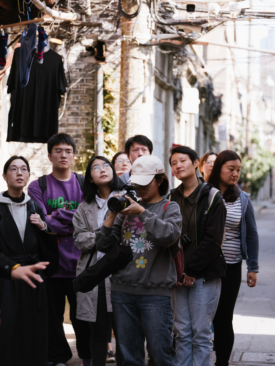 06-漫步志愿者們在弄堂里穿行