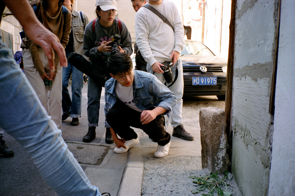 16-漫步參與者在仔細(xì)觀察地界碑