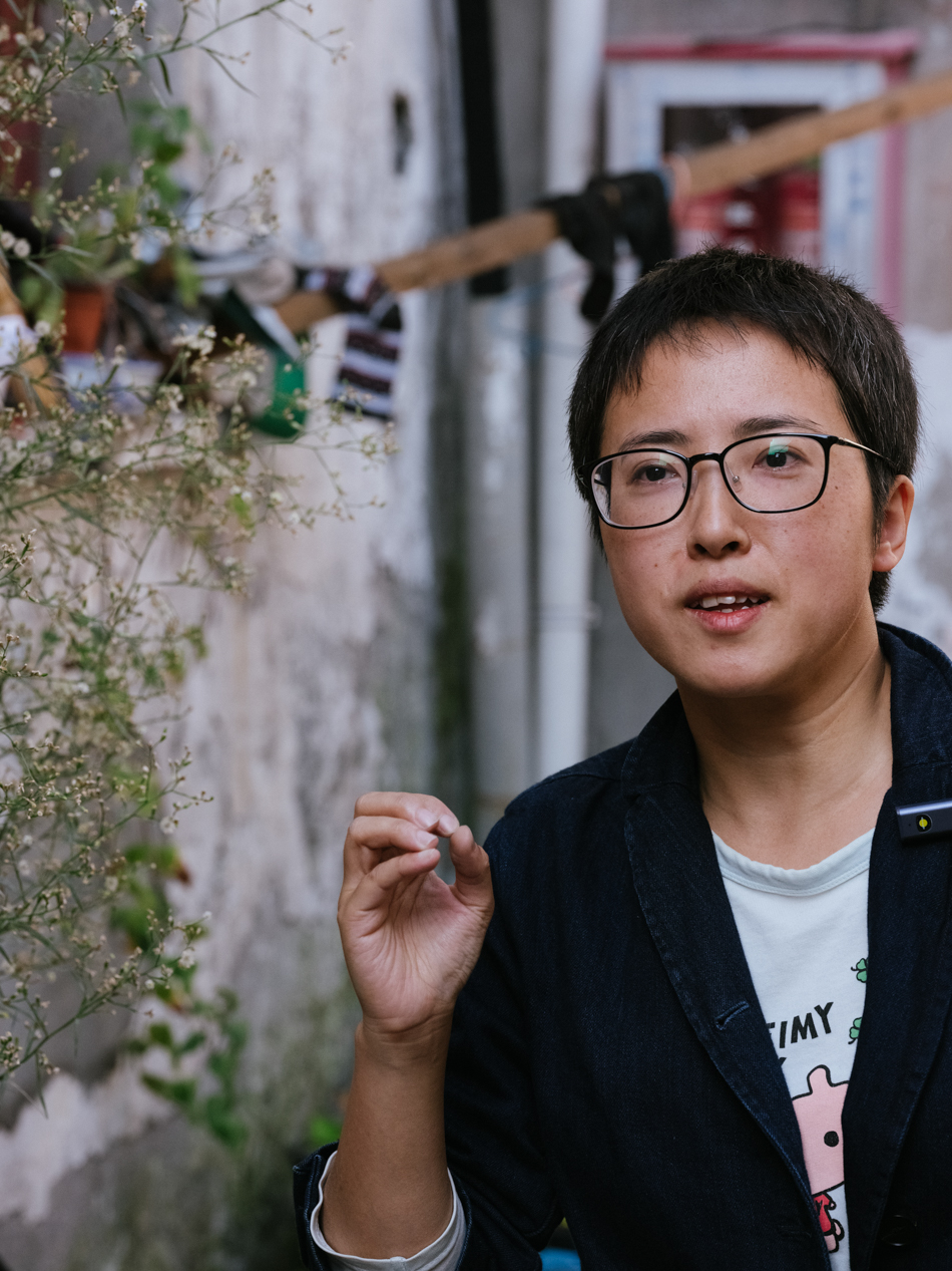 18-漫步領(lǐng)路人之一袁菁在向大家介紹老西門里的地界碑