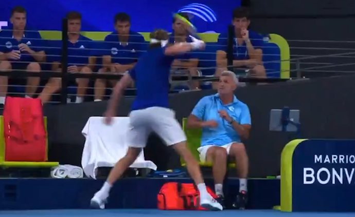 被兒子球拍砸傷,網(wǎng)壇星爸太難了