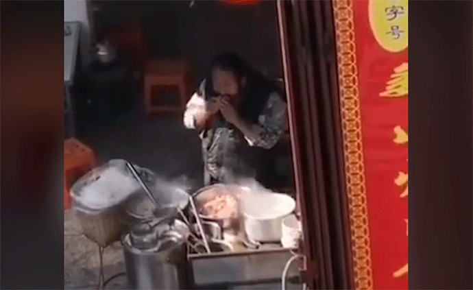 員工啃完骨頭丟回湯鍋？飯店被停業(yè)整頓