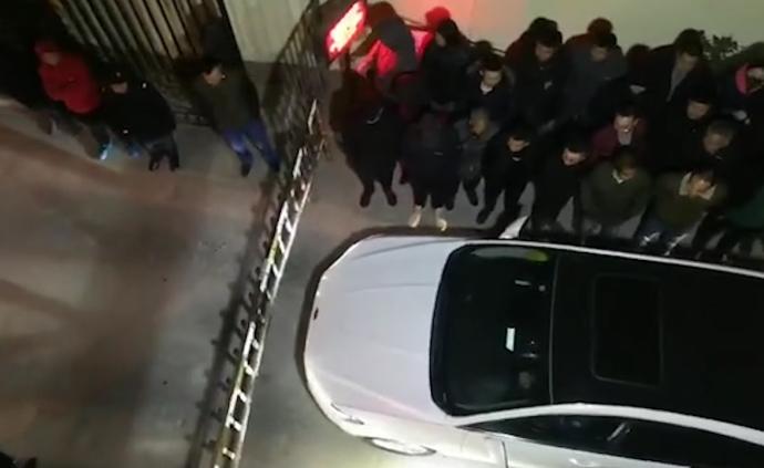 業(yè)主抵制物業(yè)漲停車費(fèi)，遭黑衣人堵截