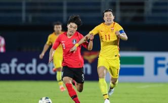 最后時(shí)刻丟球，中國(guó)足球?yàn)槭裁纯偛钅敲础耙稽c(diǎn)點(diǎn)”？