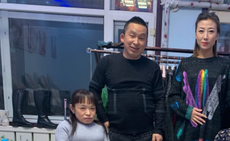 1米袖珍姐弟的幸?；橐觯航憬慵薷叽髿赓|(zhì)男，弟弟娶高挑嬌妻
