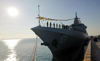 海軍055型驅(qū)逐艦?zāi)喜炘谏綎|青島正式入列