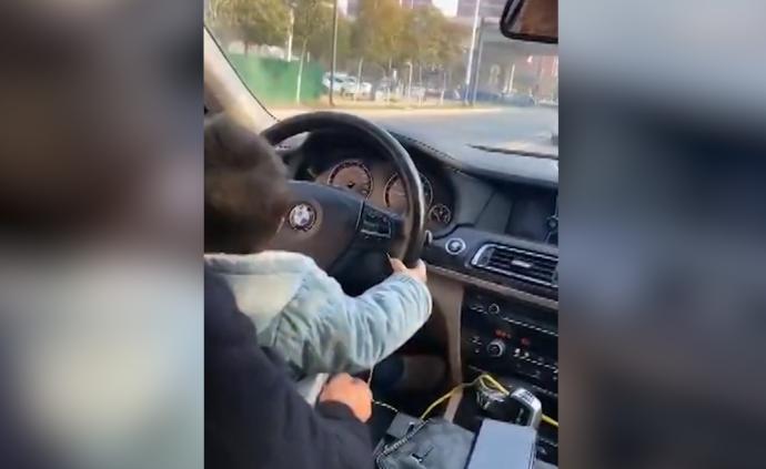 最小駕駛員？父親教2歲娃學(xué)開車被罰