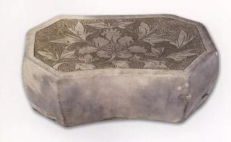 花間一夢，閨中往事：瓷枕，玉枕，or 寶石枕？