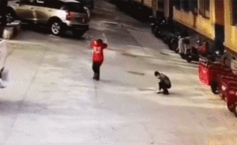 往井蓋內(nèi)扔鞭炮，男童被“掀飛”受重傷