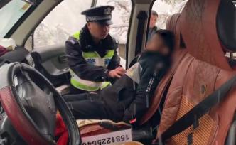 急病學(xué)生獨自乘車就醫(yī)遇大雪，民警護送